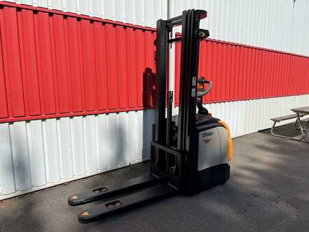 Pallet Stackers 2023  Crown ET (4) 