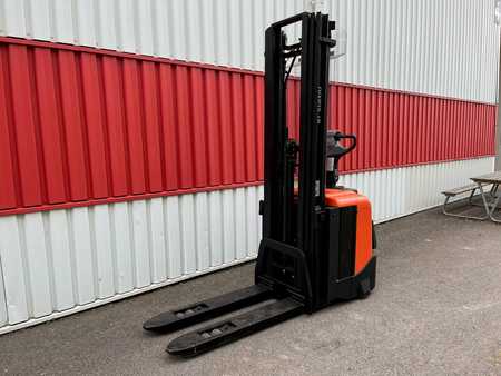 Pallet Stackers 2013  BT SPE125L (4) 