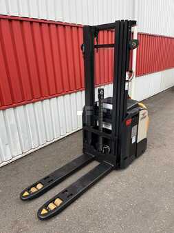 Pallet Stackers 2023  Crown ETi (4)