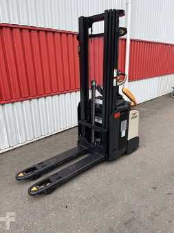 Pallet Stackers 2023  Crown ETi (4)