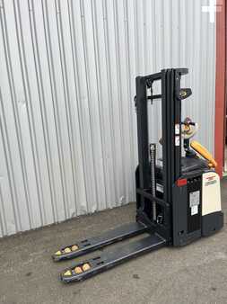 Pallet Stackers 2023  Crown ETi (4)