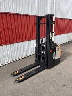 Pallet Stackers - Crown ETi (4)