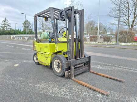 Chariot 4 roues électrique 1988  Clark GPM15N (2)