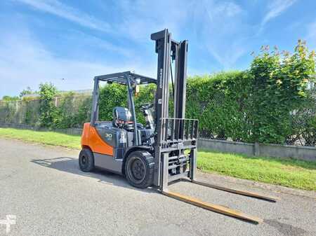 Chariot 4 roues électrique 2016  Doosan D30S 5 (2)