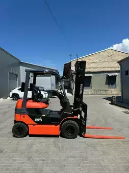 Containerhanterare 2024  Toyota 8FBL20 (2)