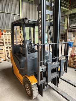 Carretilla elevadora diésel 2014  Jungheinrich DFG 320s (2)