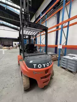 Eléctrico - 4 rodas 2016  Toyota 8FBMT50 (3)