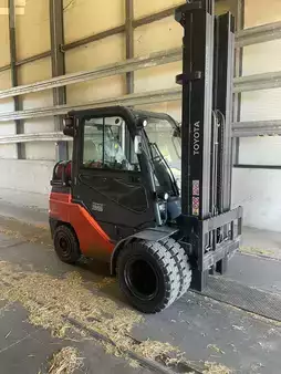 Chariots élévateurs GPL 2026  Toyota 06-8FGJ35F (2)
