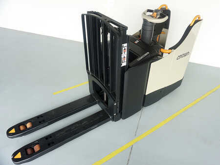 Stacker de condutor em pé 2012 Crown DT 3040-2.0 (4)