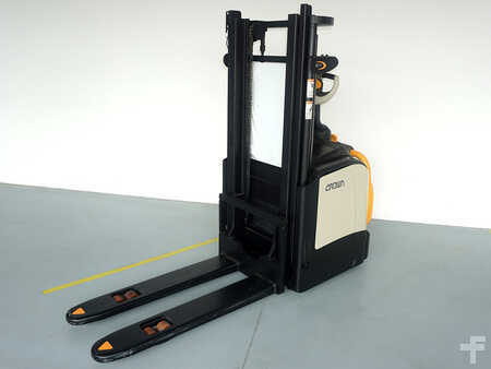 Stackers Stand-on 2013  Crown ET4000-1,6 (1)