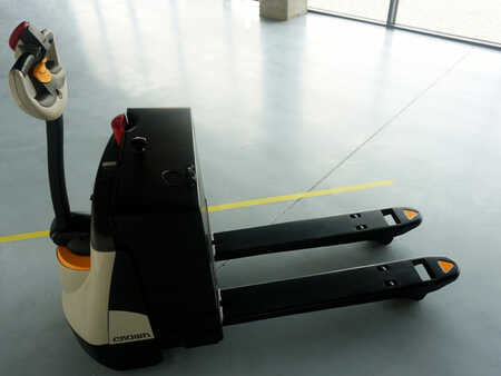 Porta-paletes manual 2014 Crown WP3015 (1)