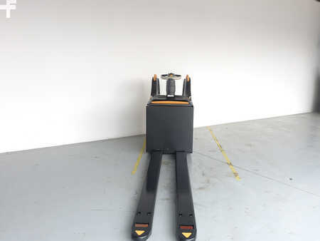 Porta-paletes elétrico 2017 Crown WT3040E-2.0 (2)