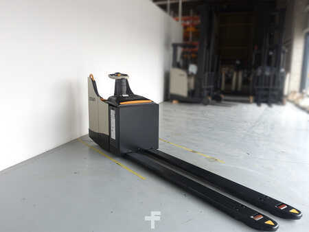 Porta-paletes elétrico 2017 Crown WT3040E-2.0 (1)