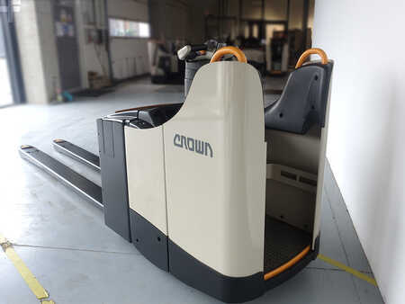 Porta-paletes elétrico 2017 Crown WT3040E-2.0 (4)