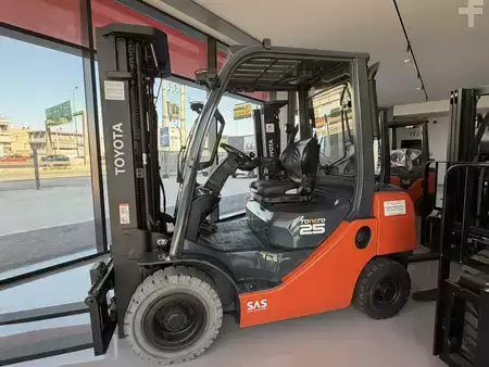 Diesel gaffeltruck 2016  Toyota 06-8FDF25 (1)