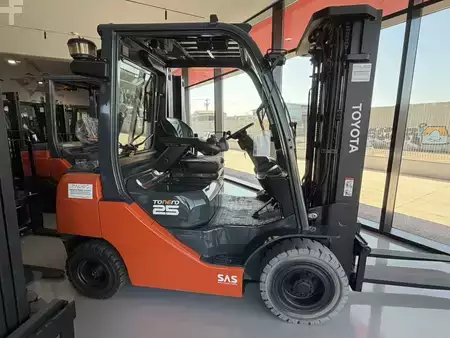 Diesel gaffeltruck 2016  Toyota 06-8FDF25 (2)