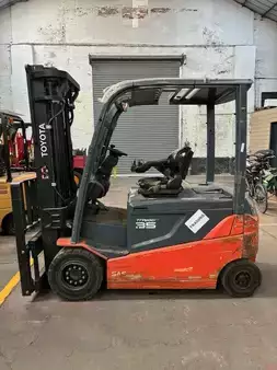 Elektryczne 4-kołowe 2014  Toyota 8FBMT35 (1)