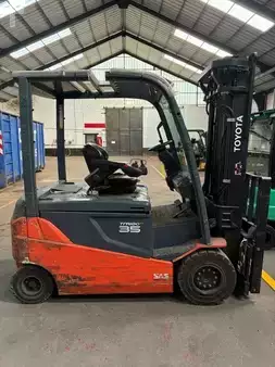 Elektryczne 4-kołowe 2014  Toyota 8FBMT35 (2)