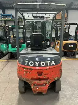 Elektryczne 4-kołowe 2014  Toyota 8FBMT35 (3)