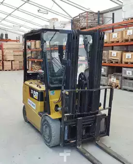 Chariots électriques à 4 roues 2014  CAT Lift Trucks  EP25K PAC (1)
