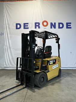 Eléctrica de 4 ruedas 2010  CAT Lift Trucks EP25KPAC (2)