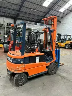 Elektromos 4 kerekű 1992  Toyota 9FBM25 (1)