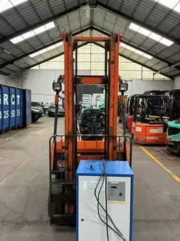Elektromos 4 kerekű 1992  Toyota 9FBM25 (4)