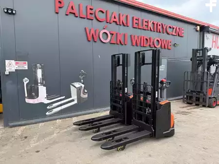 Stacker pedestre 2015  BT SWE 140 L  (2)