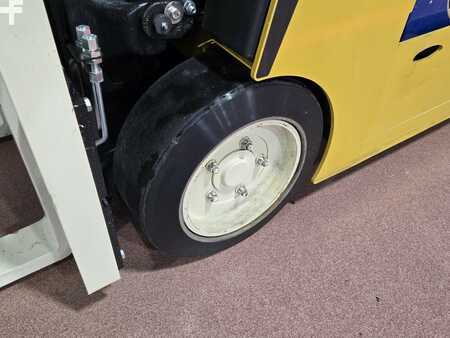 Reach Trucks 2019  Yale ESC040AD (9)