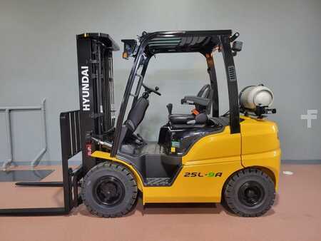 Carretilla elevadora GLP 2016  Hyundai 25L-9A (1)
