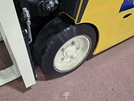 Reach Trucks 2019  Yale ESC040AD (9)