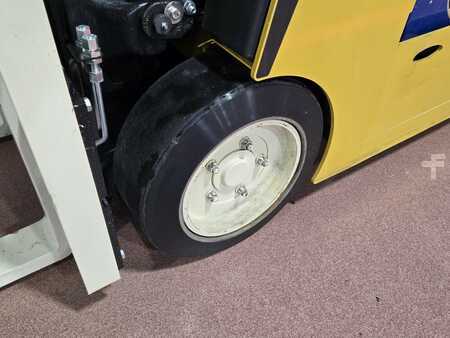 Reach Trucks 2019  Yale ESC040AD (9)