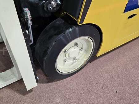 Reach Trucks 2019  Yale ESC040AD (9)