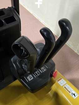 Montacargas diésel 2015  Yale ERP025VC (13)