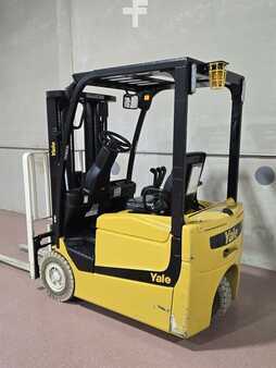 Montacargas diésel 2015  Yale ERP025VC (2)