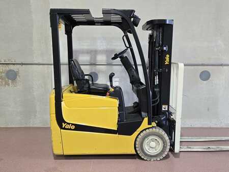 Montacargas diésel 2015  Yale ERP025VC (6)