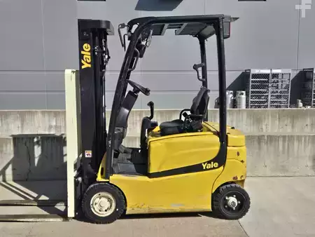 Montacargas de Pasillo Angosto 2019  Yale ERP030VFN36TE082 (1)