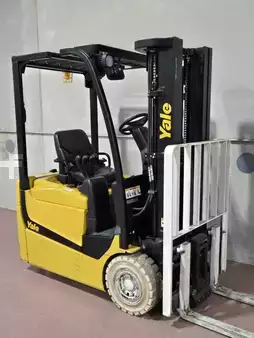 Montacargas de Pasillo Angosto 2016  Yale ERP025VCE24TE078 (4)