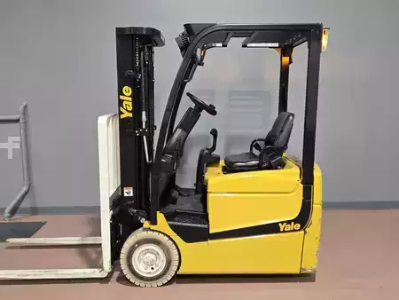 Montacargas de Pasillo Angosto 2016  Yale ERP025VCE24TE078 (1)