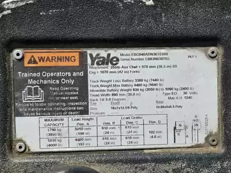 Montacargas de Pasillo Angosto 2018  Yale ESC040ADN36TE088 (11)