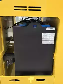 Montacargas de Pasillo Angosto 2019  Yale ESC040ADN36TE088 (11)
