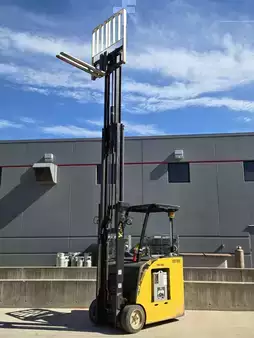 Montacargas de Pasillo Angosto 2019  Yale ESC040ADN36TE088 (8)