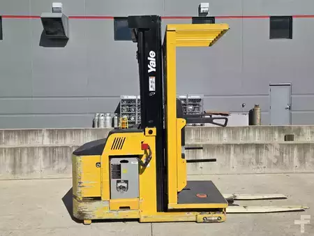 Montacargas de Pasillo Angosto 2019  Yale OS030EFN24TE095 (6)
