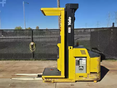 Montacargas de Pasillo Angosto 2019  Yale OS030EFN24TE095 (1)