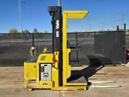 Montacargas de Pasillo Angosto 2019  Yale OS030EFN24TE095 (6)