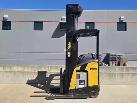 Montacargas de Pasillo Angosto 2022  Yale NR045ECNM36TE131 (1)