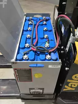 Montacargas de Pasillo Angosto 2019  Yale MPE060LGN24T2748 (8)