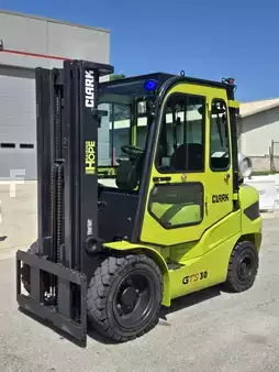 Propane Forklifts 2023  Clark GTS30 (3)