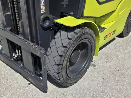 Propane Forklifts 2023  Clark GTS30 (9)