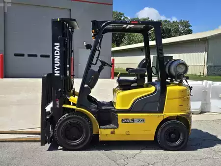 Montacargas GLP 2021  Hyundai 25L-7A (1)